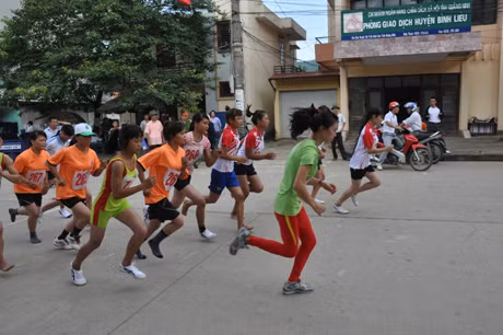 Các VĐV nữ xuất phát 2km