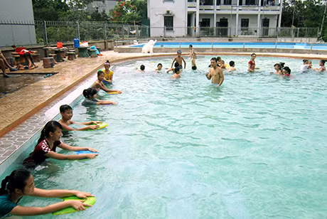 Lớp học bơi do huyện Tiên Yên tổ chức trong dịp hè. (Ảnh do Huyện Đoàn Tiên Yên cung cấp)