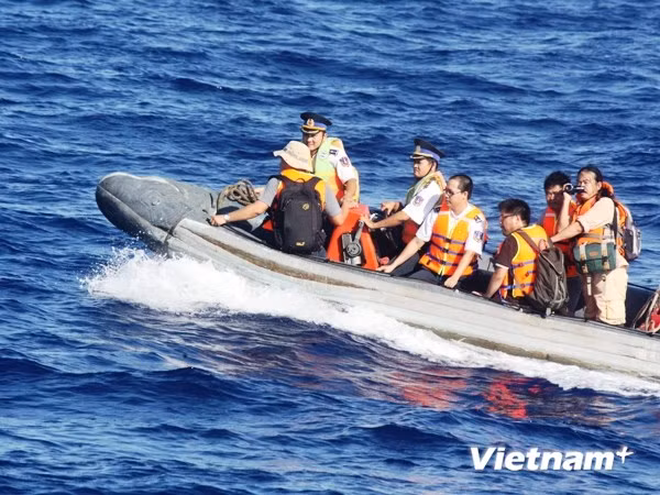 Các nhà báo vượt sóng Hoàng Sa (Ảnh: Sơn Bách/Vietnam+)