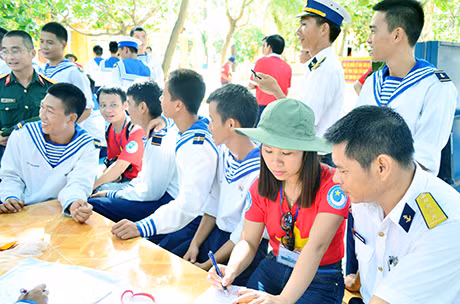 Phóng viên Phạm Việt Hoa tác nghiệp tại đảo Sơn Ca.