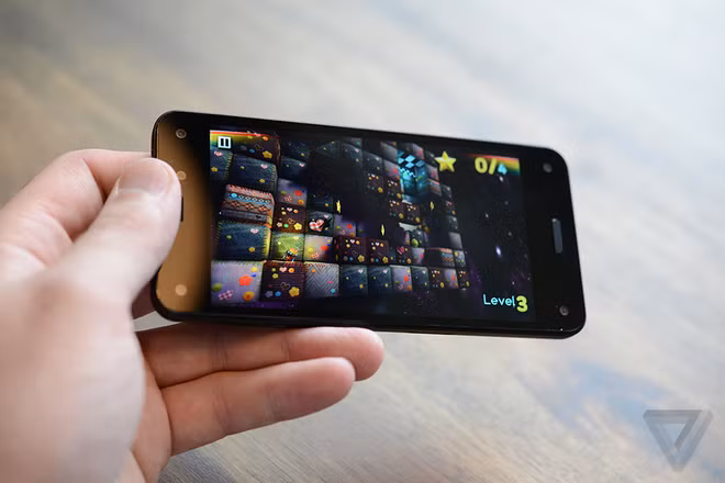 Giao diện 3D cho phép người dùng nghiêng máy để có các góc nhìn khác nhau. Amazon Fire Phone cũng hỗ trợ các trò chơi và ứng dụng dùng công nghệ hiển thị ba chiều.