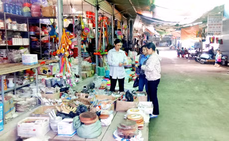 Cửa hàng bán đồ gia dụng của chị Đặng Thị Bình tại chợ Minh Thành.