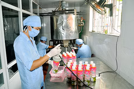 Sản xuất sữa thanh trùng tại Công ty CP Sữa Đông Triều, một trong những doanh nghiệp tham gia đăng ký sản phẩm theo chương trình OCOP của huyện.