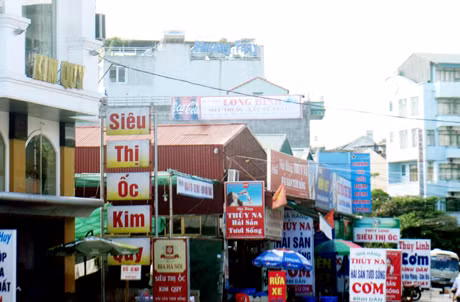 Quanh Khu du lịch Bãi Cháy có gần trăm nhà hàng phục vụ ăn uống mang tên “Siêu thị ốc”...
