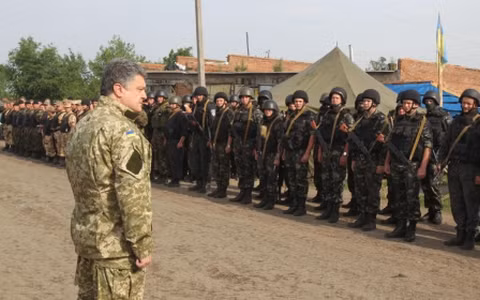 Tổng thống Poroshenko nói chuyện với binh lính Ukraine (Ảnh Reuters) 