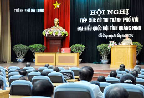 Đồng chí Vũ Chí Thực, ĐBQH tỉnh tiếp xúc cử tri tại TP Hạ Long