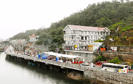 Công trình Kè chống sạt lở kết hợp với đường giao thông đoạn từ bến phà Tài Xá đến cầu Vân Đồn 1 được đưa vào sử dụng từ tháng 5-2014 giúp giảm ách tắc giao thông mùa lễ hội và đảm bảo an toàn cho người dân khu vực trong mùa mưa bão. Ảnh: Hồng Nhung