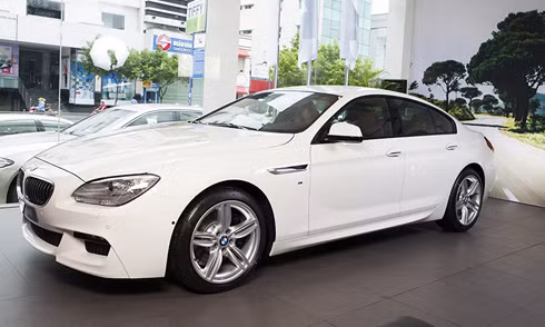 Gói thể thao M Sport cho chiếc xe ngoại hình mạnh mẽ hơn với bộ mâm 19 inch 5 chấu kép.