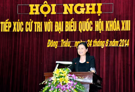 Trưởng Đoàn ĐBQH tỉnh Đỗ Thị Hoàng tiếp xúc cử tri huyện Đông Triều.