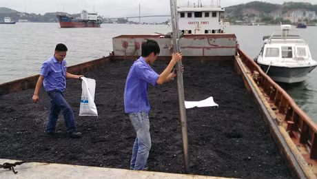 Lực lượng chức năng lấy mẫu than đem đi giám định.