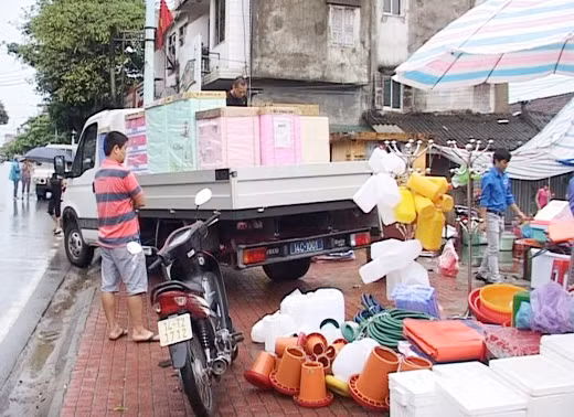 Gia đình bà Phạm Thị Hằng đang vận chuyển hàng hóa lên chợ Trung tâm Hải Hà mới để kinh doanh.