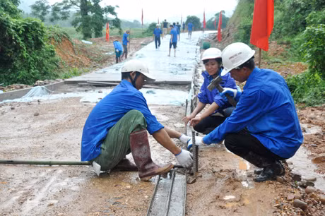 Be 2 bên đường để chuẩn bị đổ bê tông.
