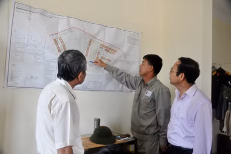 Đồng chí Đặng Huy Hậu, Phó Chủ tịch UBND tỉnh kiểm tra một căn hộ vừa được hoàn thành.