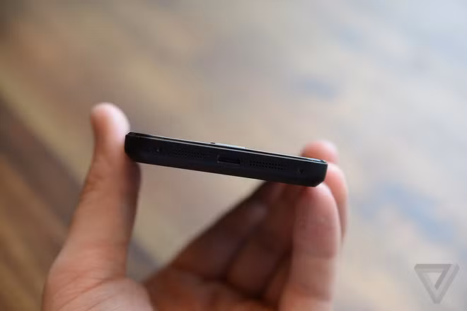 Đuôi máy có loa Stereo hỗ trợ hiệu ứng âm thanh vòm, cổng microUSB nằm ở giữa.