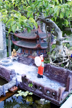 Tiểu cảnh “Thị Mầu lên chùa” ở nhà Nguyễn Châu.