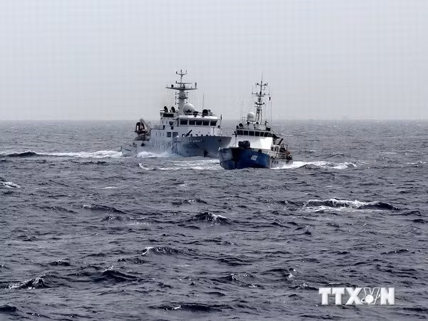 Tàu hải giám Trung Quốc mở hết tốc lực truy cản tàu cảnh sát biển của Việt Nam. (Ảnh: Quang Vũ/TTXVN)