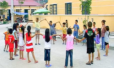 Và giờ đây, các em được vô tư vui chơi ở ngôi làng mới.