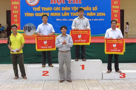 Ông Trịnh Văn Duyệt, Phó Chủ tịch UBND huyện Bình Liêu trao thưởng cho các đội đoạt thành tích nhất, nhì, ba, toàn đoàn