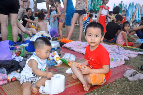 Tại khu du lịch Bãi Cháy cũng đông nghịt người.