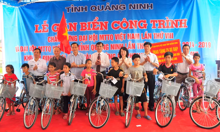 MTTQ tỉnh, Ban vận động Quỹ Vì người nghèo tỉnh trao tặng 75 chiếc xe đạp cho 75 cháu học sinh ở khu tái định cư