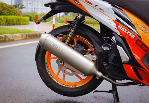 Chiếc còn lại trang bị ống xả hiệu 4ROAD.