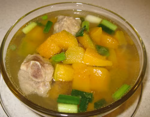 Canh sườn heo nấu bí đỏ thích hợp cho người suy nhược cơ thể, ăn ngủ kém, thức đêm nhiều. Ảnh: daubepgiadinh
