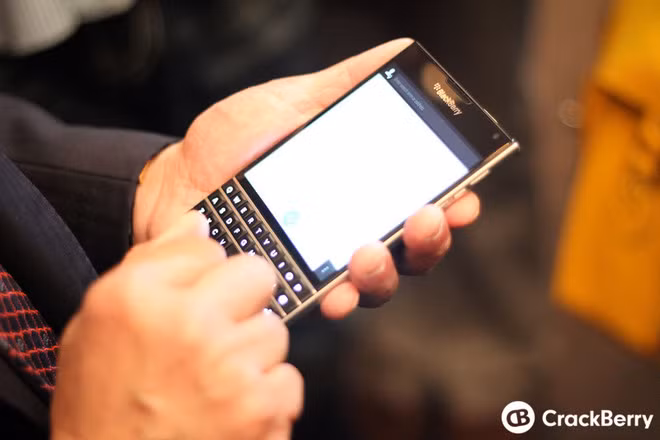 Passport trông độc đáo với màn hình cảm ứng vuông nhưng bên dưới là bàn phím cứng Qwerty ba hàng, hỗ trợ thao tác vuốt trên bề mặt để di chuyển trang của màn hình cảm ứng.
