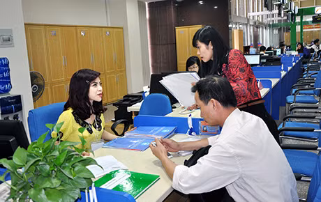 Cán bộ Trung tâm Hành chính công tỉnh hướng dẫn người dân thực hiện thủ tục thành lập doanh nghiệp.