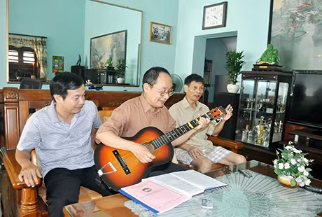 Hội viên Câu lạc bộ Khu phố 5 luyện tập văn nghệ.