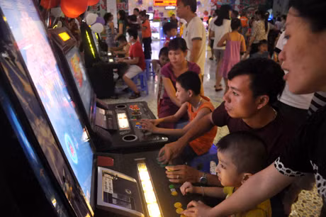 Cả nhà cùng chơi game.