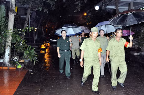 Lực lượng CCB khu 7A, phường Hồng Hải (TP Hạ Long) không quản ngại mưa gió làm nhiệm vụ tuần tra đêm.