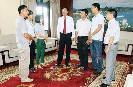 Chủ tịch UBND tỉnh Nguyễn Văn Đọc trò chuyện với phóng viên các cơ quan báo chí của tỉnh. Ảnh: Đức Bát (CTV)