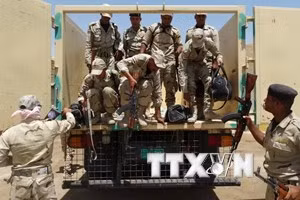 Binh sỹ Iraq tại thành phố Ramadi, phía Tây Baghdad, tới Anbar trong chiến dịch chống các tay súng ISIL ngày 21/6. (Nguồn: AFP/TTXVN)