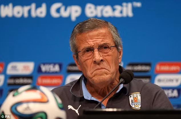 HLV Oscar Tabarez bức xúc vì Suarez
