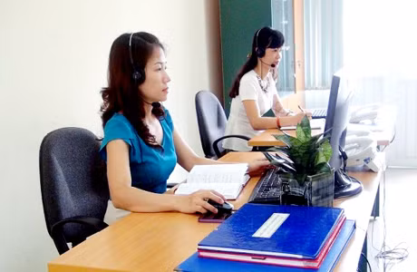 Nhân viên tư vấn trả lời điện thoại của khách hàng từ đường dây tư vấn miễn phí 18001769.