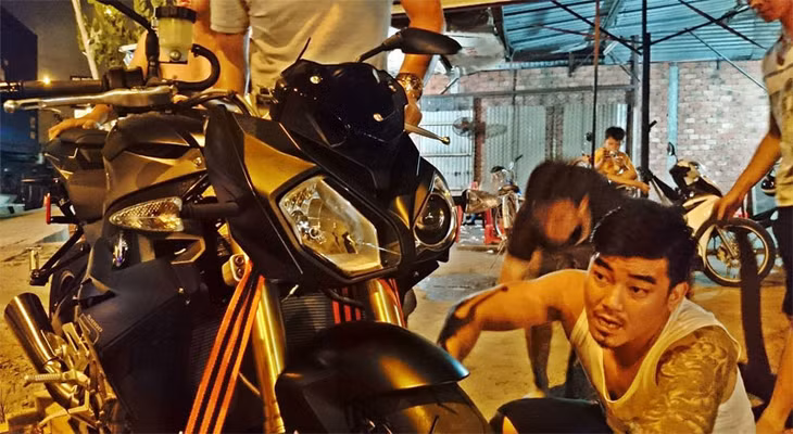 Cặp đèn pha bất đối xứng của BMW S1000R 2014 (Ảnh: XWheel TV).