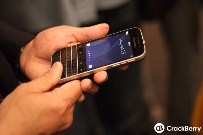 Trong khi đó, Classic mang đậm dấm ấn của một trong những smartphone thành công nhất của BlackBerry, Bold 9900.