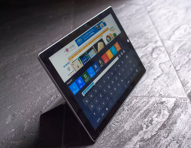 Máy tính bảng Surface Pro 3 với màn hình cảm ứng kích thước 12 inch cùng tỷ lệ lạ 3:2.