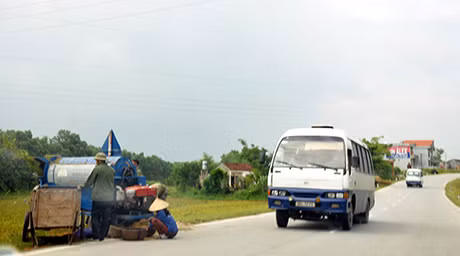 (Ảnh chụp lúc 14 giờ, ngày 23-6-2014, tại QL 18A, đoạn qua xã Dực Yên, huyện Đầm Hà)