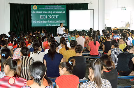 Cán bộ LĐLĐ tỉnh tuyên truyền pháp luật cho hàng trăm CNLĐ Công ty TNHH Everbest (Cẩm Phả).