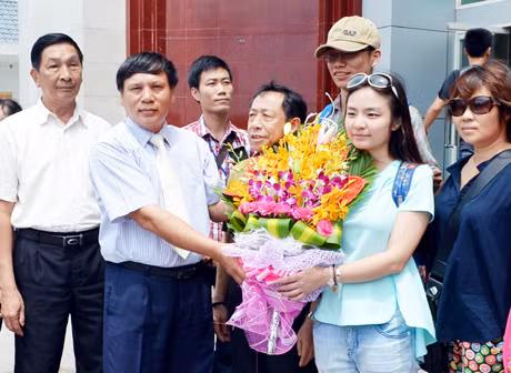 Lãnh đạo TP Móng Cái tặng hoa chào đón đoàn du khách Trung Quốc sang tham quan Móng Cái ngày 1-6-2014. 