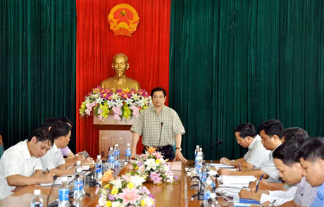 Đồng chí Phạm Minh Chính, Bí thư Tỉnh ủy phát biểu tại buổi làm việc với lãnh đạo TP Hạ Long và một số sở, ngành liên quan.