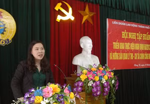 Đồng chí Nguyễn Lan Anh, Chủ tịch LĐLĐ thành phố Uông Bí phát biểu trong một buổi tập huấn. (Ảnh minh hoạ)