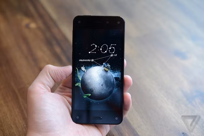 Điểm độc đáo ở Fire Phone tập trung ở tính năng và phần mềm. Như việc máy hỗ trợ giao diện 3D với khả năng điều khiển bằng đầu và mắt thông qua 4 cảm biến nhận diện khuân mặt và mắt nằm ở mặt trước.
