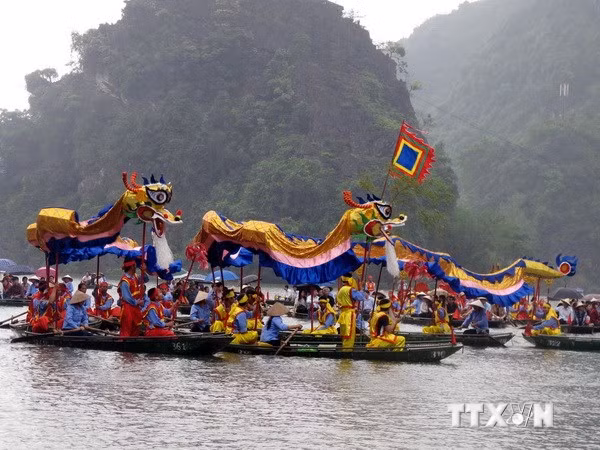 Nghi thức rước rồng trên sông tại Khu Du lịch tâm linh Tràng An-Bái Đính (Ninh Bình). (Ảnh:Văn Đạt/TTXVN)