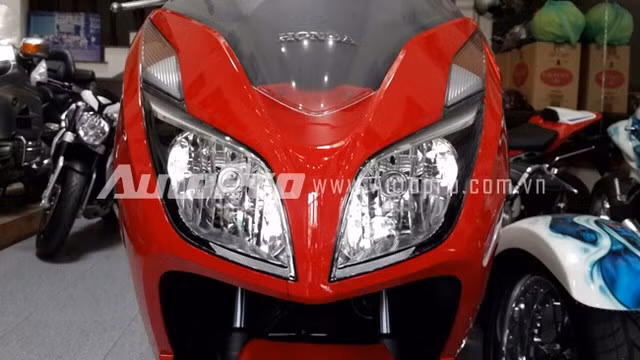 Đèn pha của Forza gợi nhiều liên tưởng đến hệ thống đèn của dòng xe Airblade 125 mới với 2 bóng tách rời.
