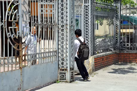 Nhiều thí sinh tại Hội đồng thi THPT Hòn Gai đến muộn trong môn thi thứ hai.