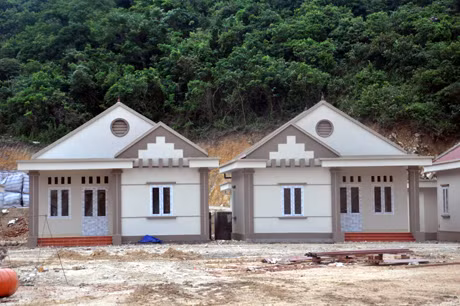 Theo báo cáo của đơn vị thi công, đến thời điểm này, đơn vị đã hoàn thiện việc rà phá bom mìn; đào, bốc xúc 100.000m3 đất đá, san lấp mặt bằng được 5/7,3ha; xây dựng hoàn thiện 15 căn hộ. Mỗi căn hộ được xây dựng trên diện tích 200m2, gồm nhà ở (70m2), bể chứa nước và công trình phụ trợ khác.