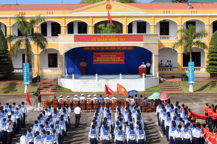 Quang cảnh chương trình Tuổi trẻ với chủ quyền biển đảo Tổ quốc do Hội LHTN Việt Nam thị xã Quảng Yên và Lữ Đoàn 147 Hải quân phối hợp tổ chức