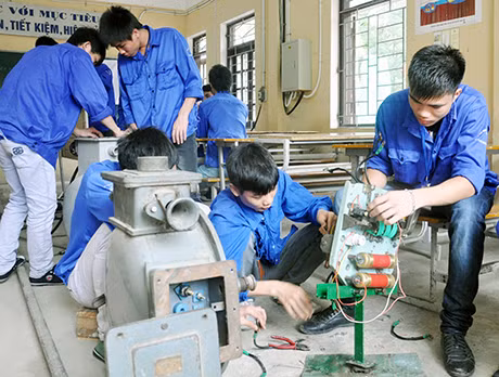 Học viên Trường Cao đẳng nghề mỏ Hồng Cẩm - Vinacomin, Phân hiệu Cẩm Phả, trong giờ thực hành môn cơ điện.